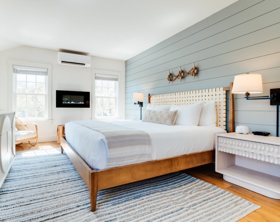 Modern guest room at Franklin Hotel with a king bed and cozy decor