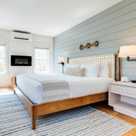 Modern guest room at Franklin Hotel with a king bed and cozy decor